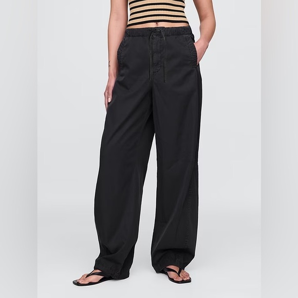 GAP Pants - NWT! GAP Black Mid Rise Barrel Parachute Pants - 771394 🩷